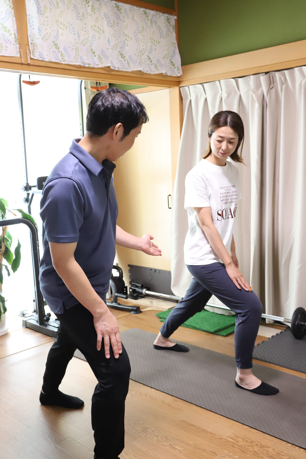 先生の動きを見ながら、一緒に体を動かす様子