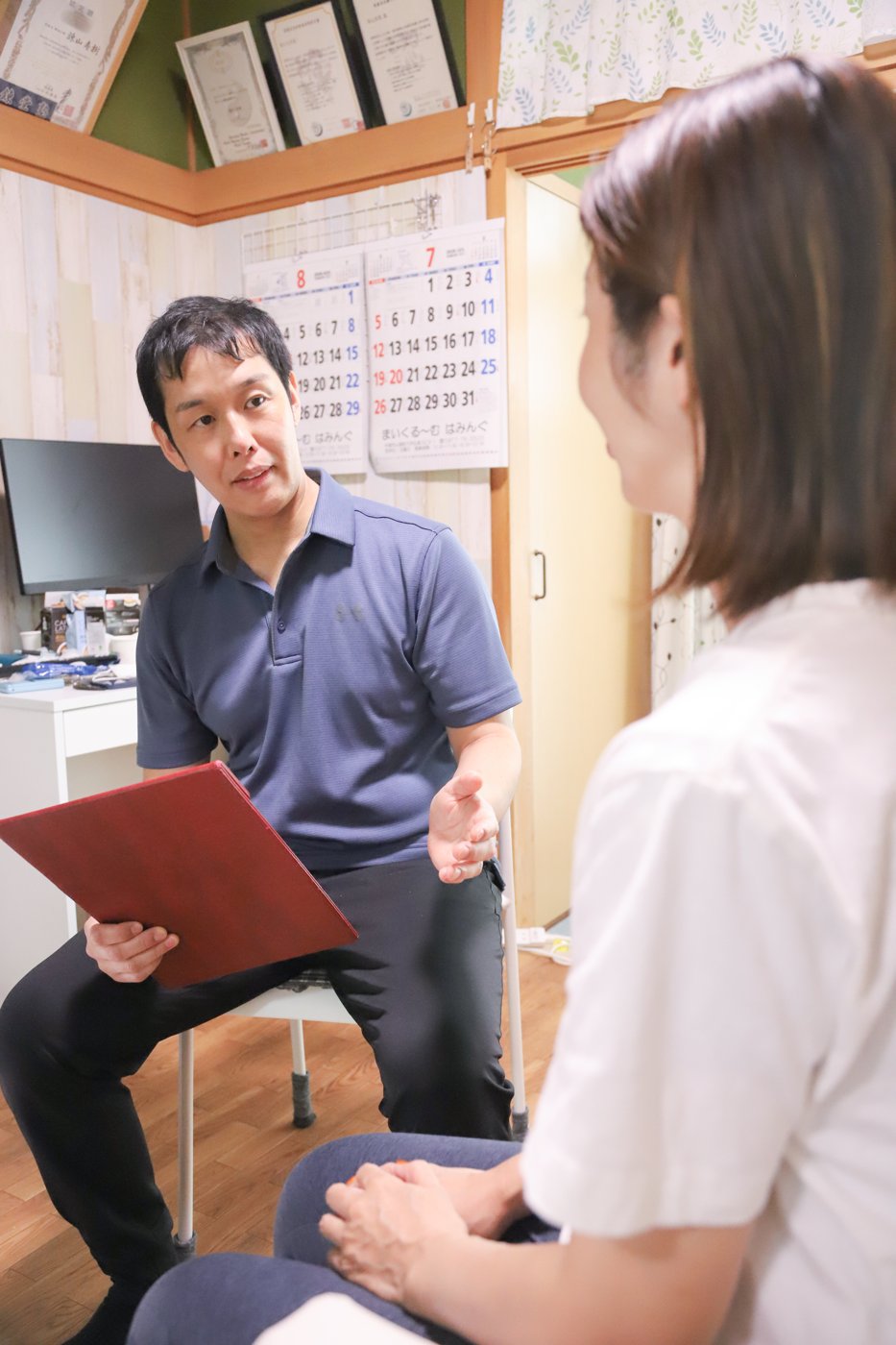 先生がお客様のお話を伺っている様子